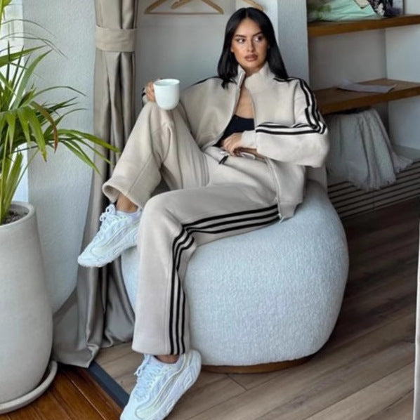 Ensemble de jogging féminin sport chic en deux parties avec col montant, fermeture éclair intégrale et bandes contrastées sur les côtés Echo Archiv