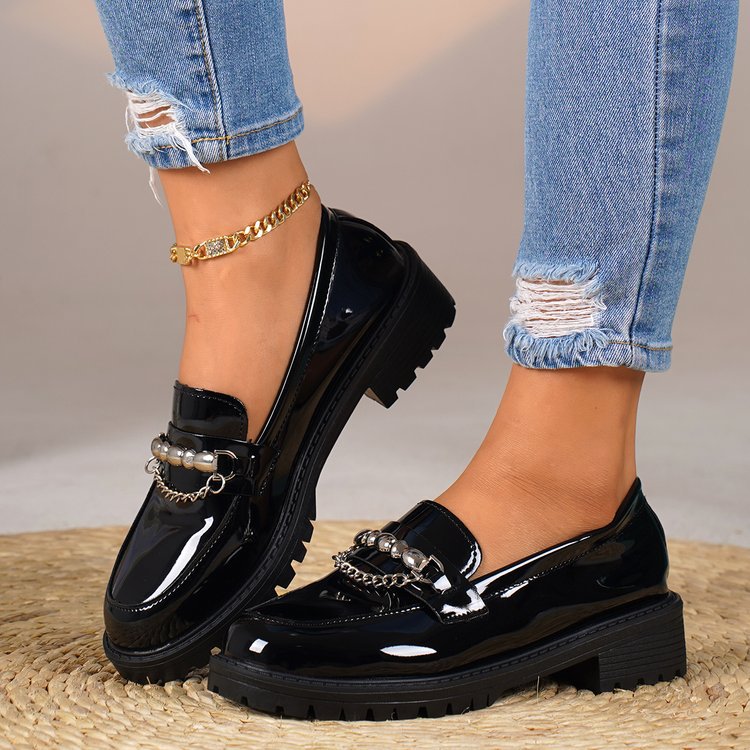 Mocassins pour femmes avec finition laquée scintillante et appliqué en chaîne élégant R&B