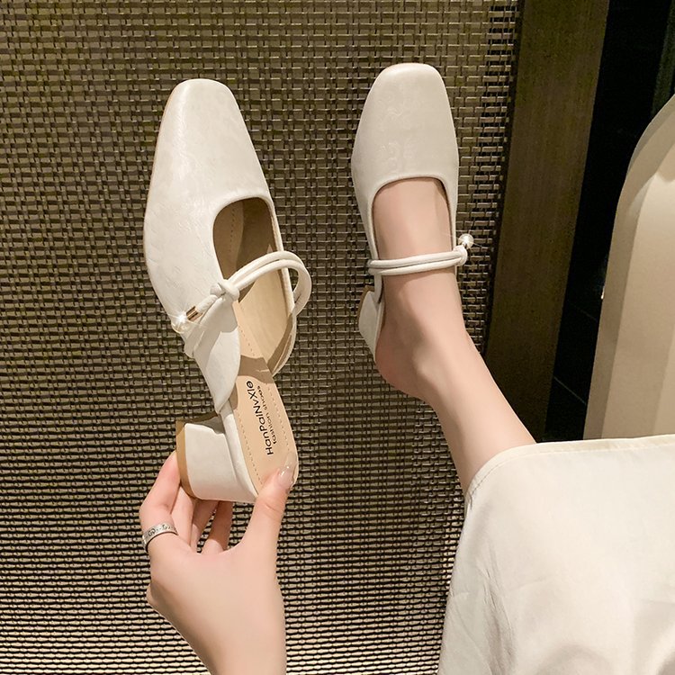 Mules tendance pour femmes avec une élégante application de perles et un talon bloc raffiné R&B