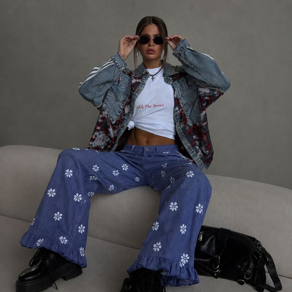 Pantalon en denim large pour femmes avec imprimé marguerite, taille haute et finition à volants Echo Archiv