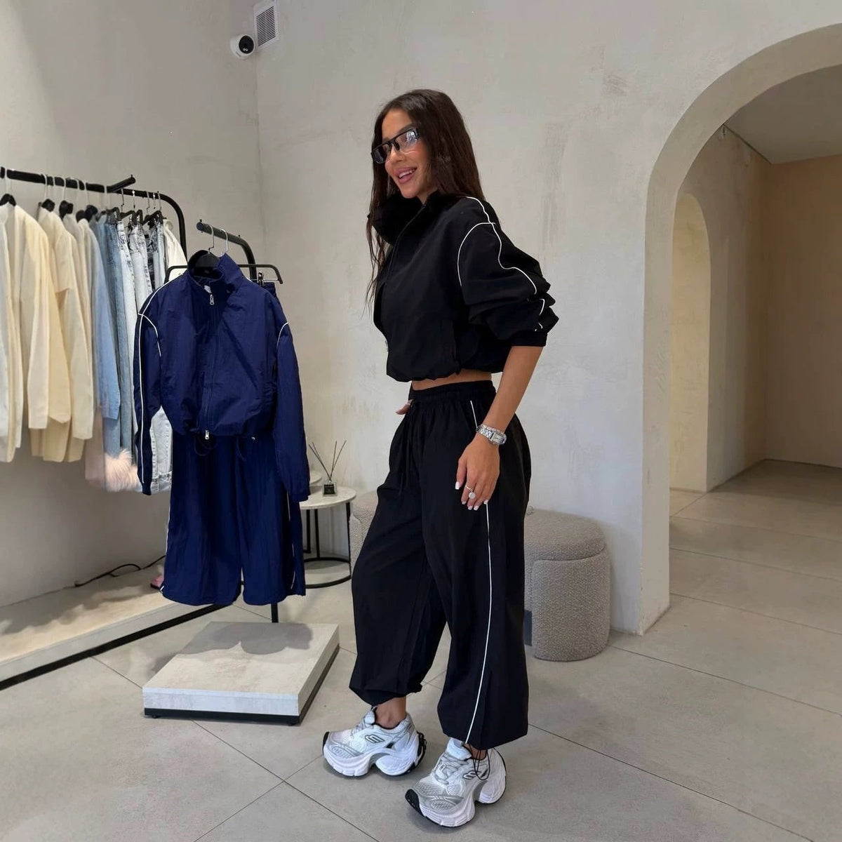 Ensemble coupe-vent court pour femmes avec pantalon de jogging ample et passepoil contrasté Echoarchiv
