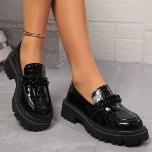 Mocassins pour femmes avec plateforme robuste et structure de surface brillante R&B