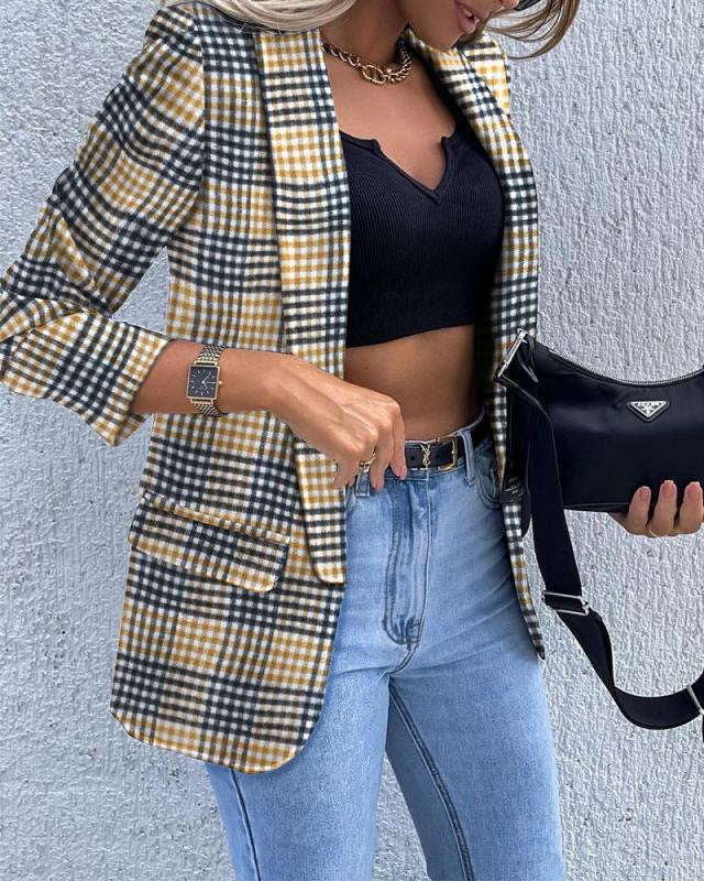 Blazer long à carreaux pour femmes avec coupe décontractée, poches plaquées et manches trois-quarts