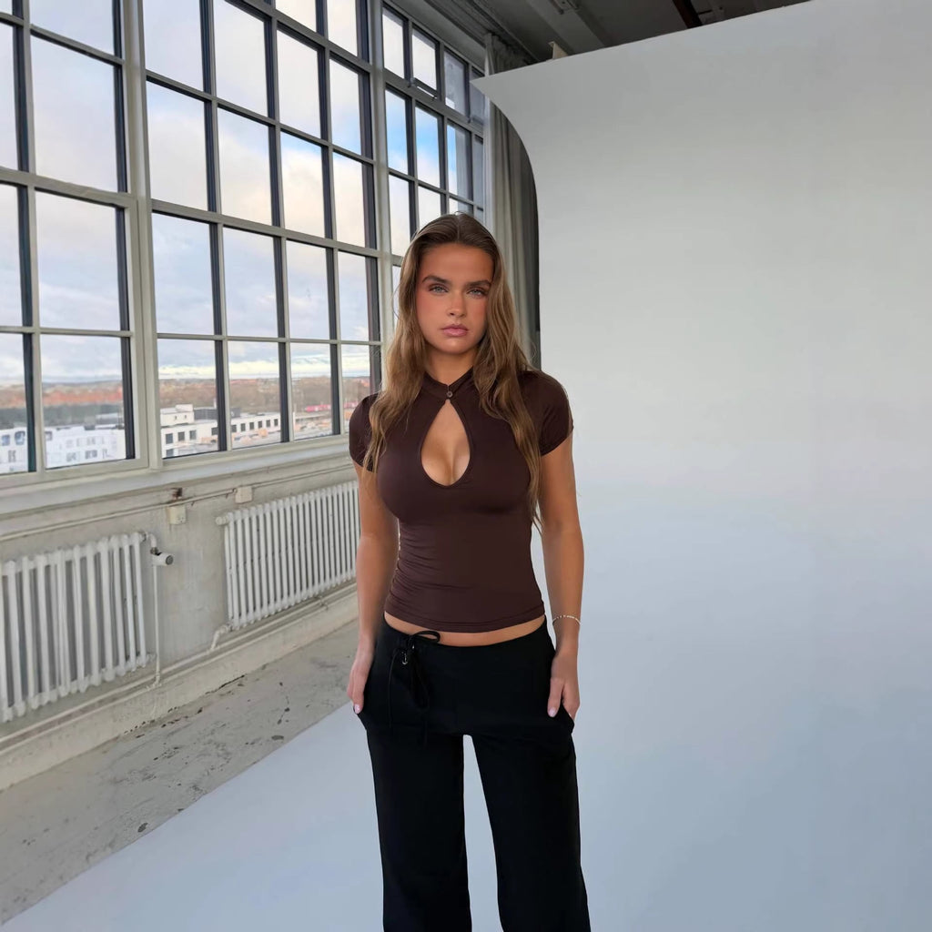 T-shirt ajusté pour femmes avec décolleté en forme de clé R&B