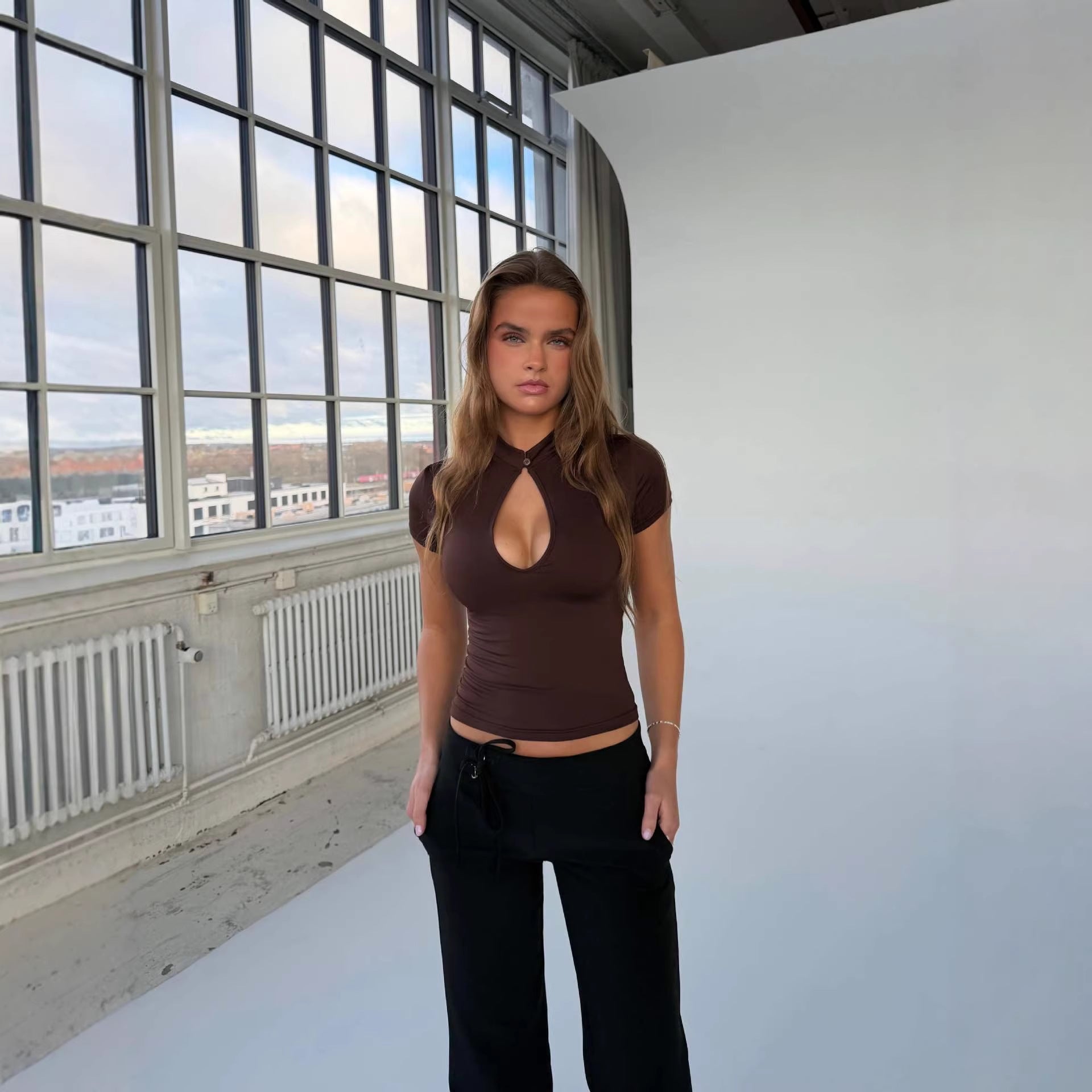 T-shirt ajusté pour femmes avec décolleté en forme de clé R&B