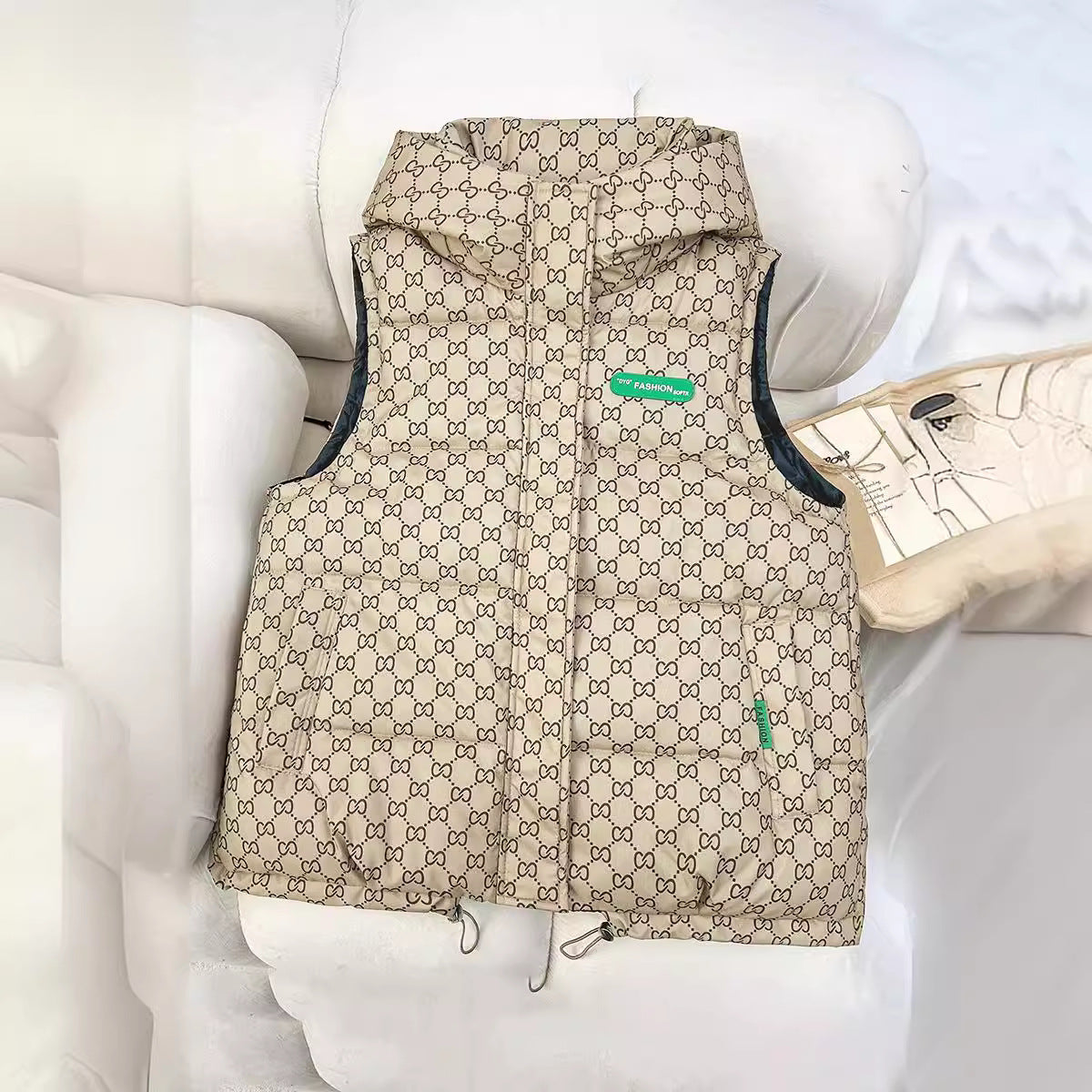 Gilet à capuche matelassé pour femmes avec impression logo intégrale, isolation rembourrée, ourlet ajustable et poches zippées dissimulées Echo Archiv