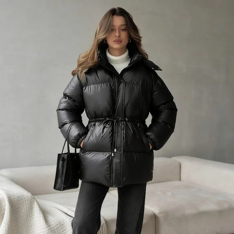 Veste à capuche pour femmes avec cordon de taille ajustable et finition brillante