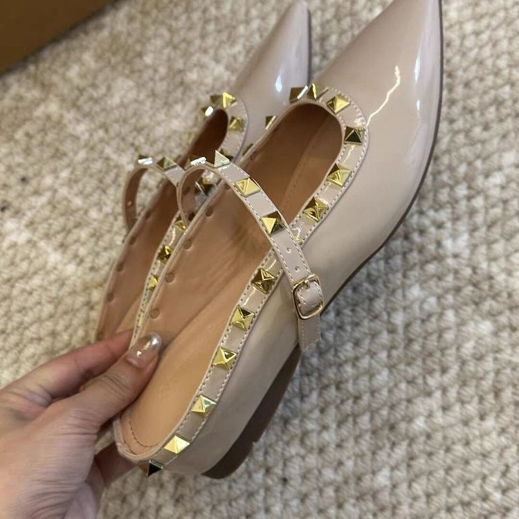 Mules élégantes pour femmes avec des clous dorés R&B