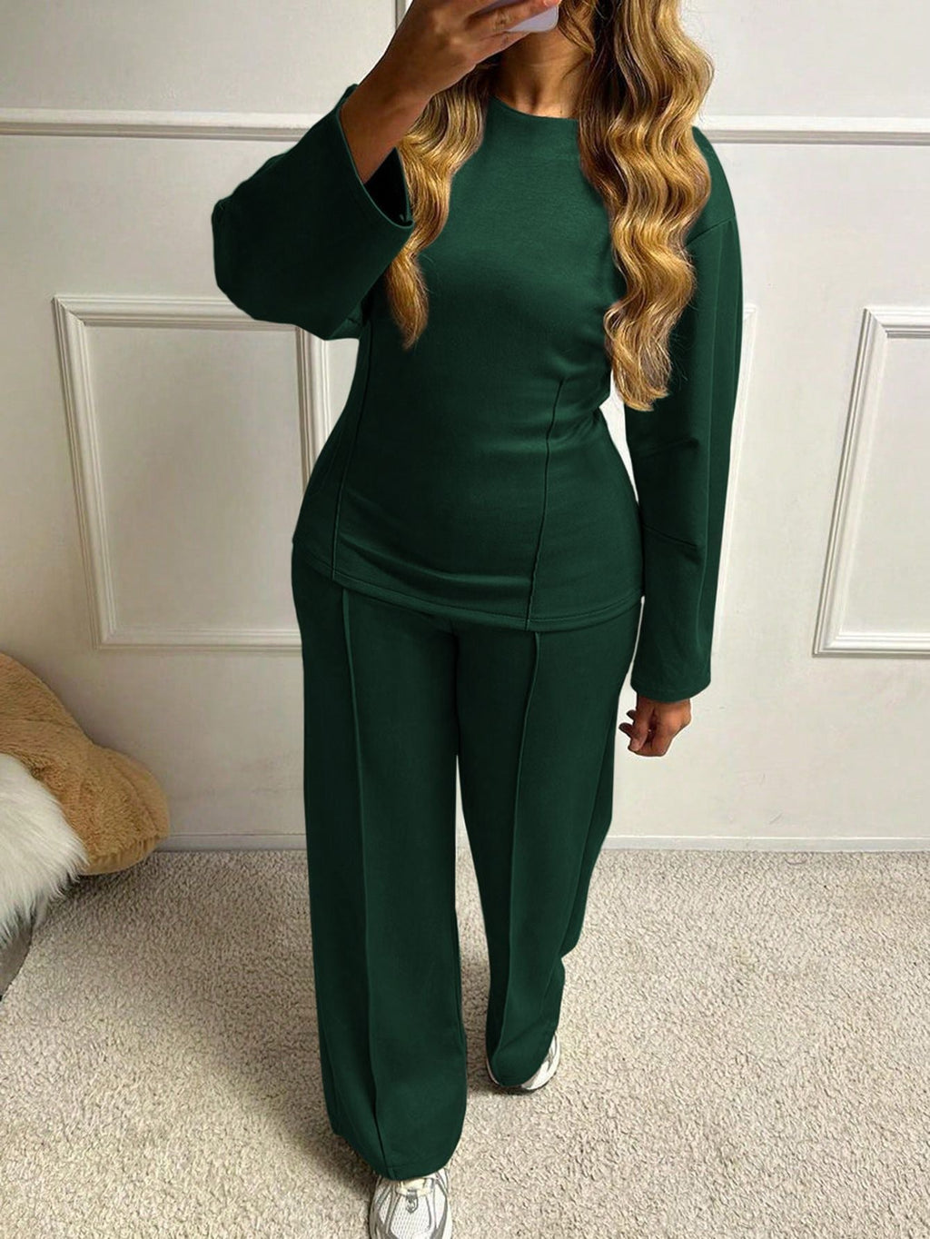 Ensemble lounge pour femmes en sweat-shirt cintré, avec des détails de couture sculptants et un pantalon palazzo ample Echo Archiv