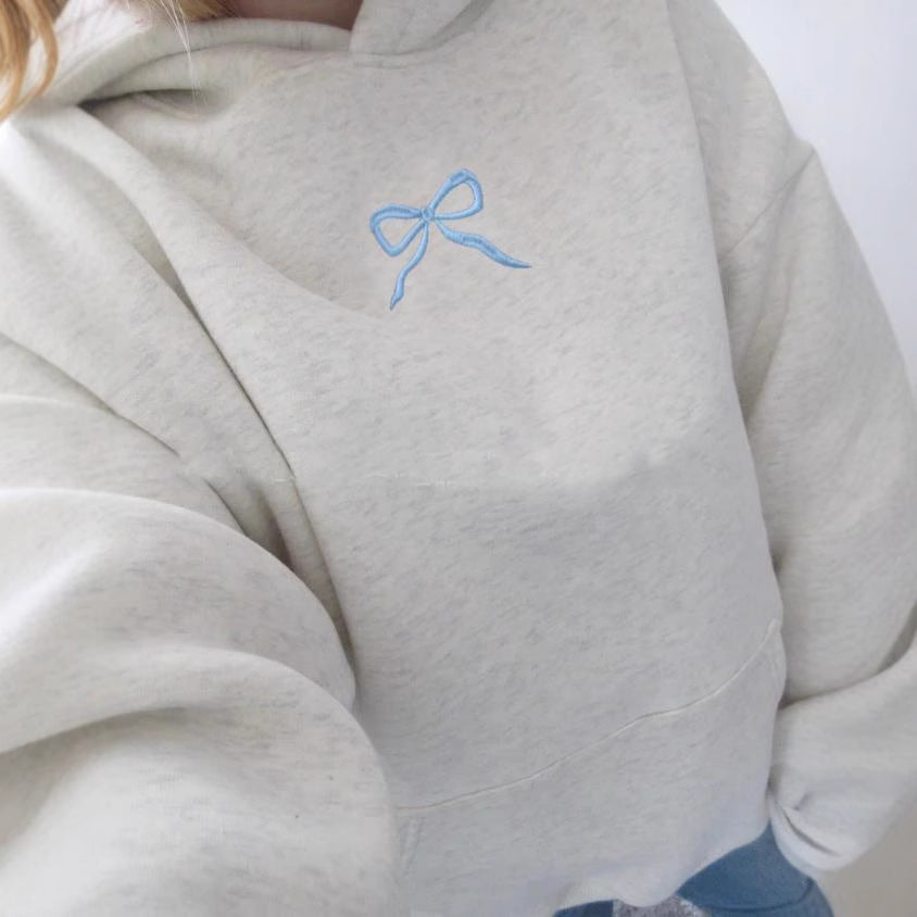 Hoodie pour femmes avec design floral brodé et doublure de capuche imprimée Echoarchiv