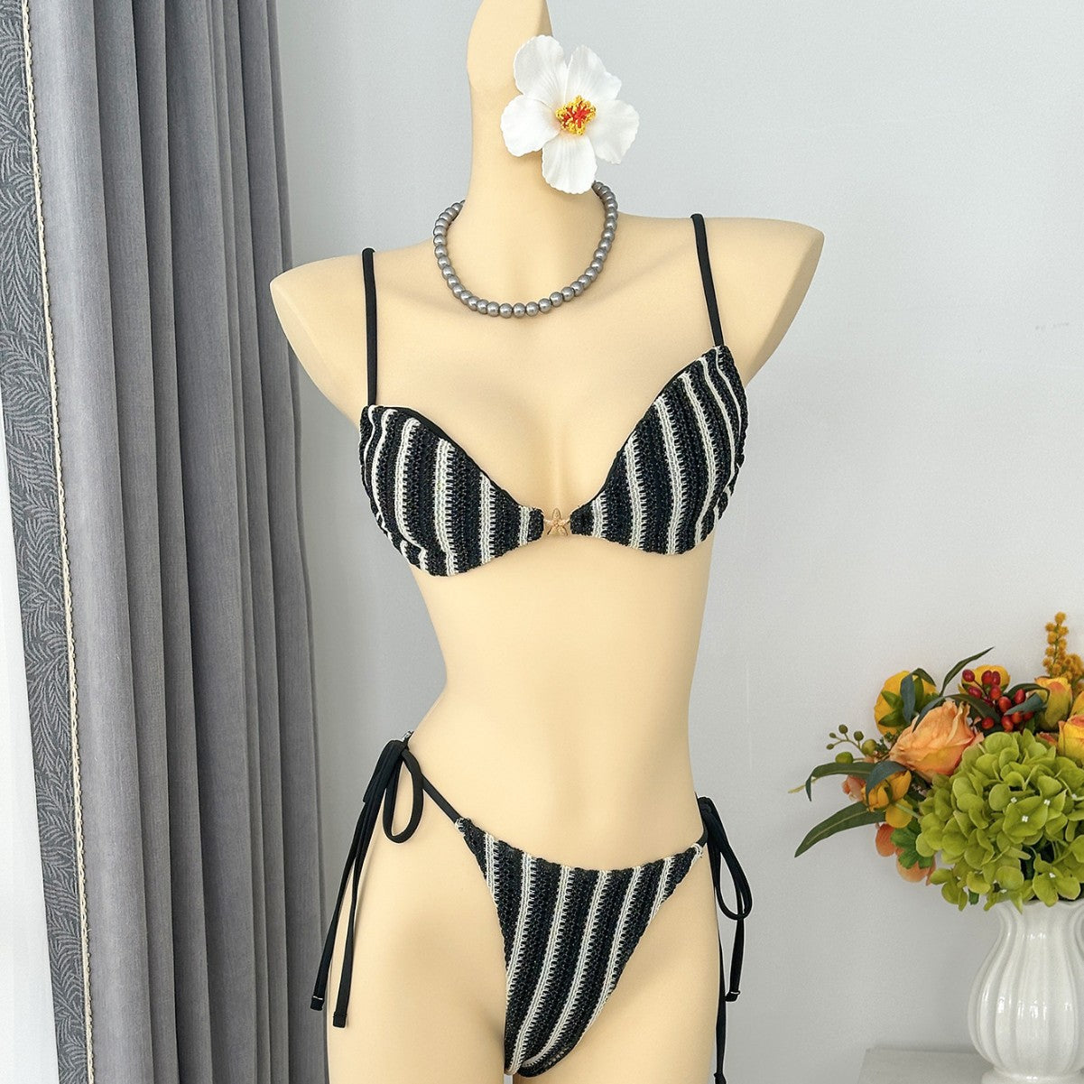 Bikini triangle pour femmes avec un design de lien ludique R&B