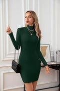 Robe mini ajustée à col roulé en jersey stretch pour femmes
