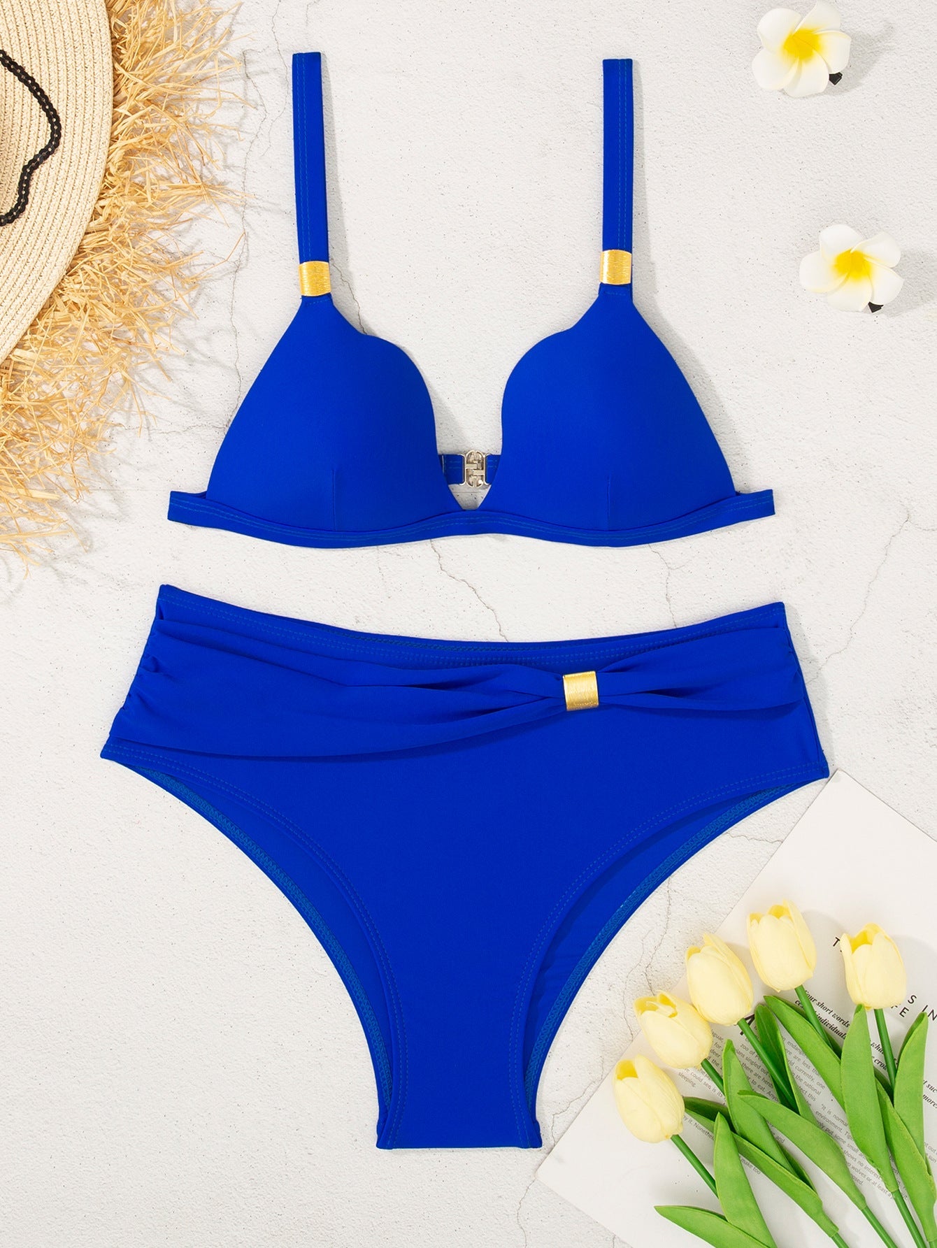 Bikini pour femmes avec un design élégant et un accent doré Echo Archiv