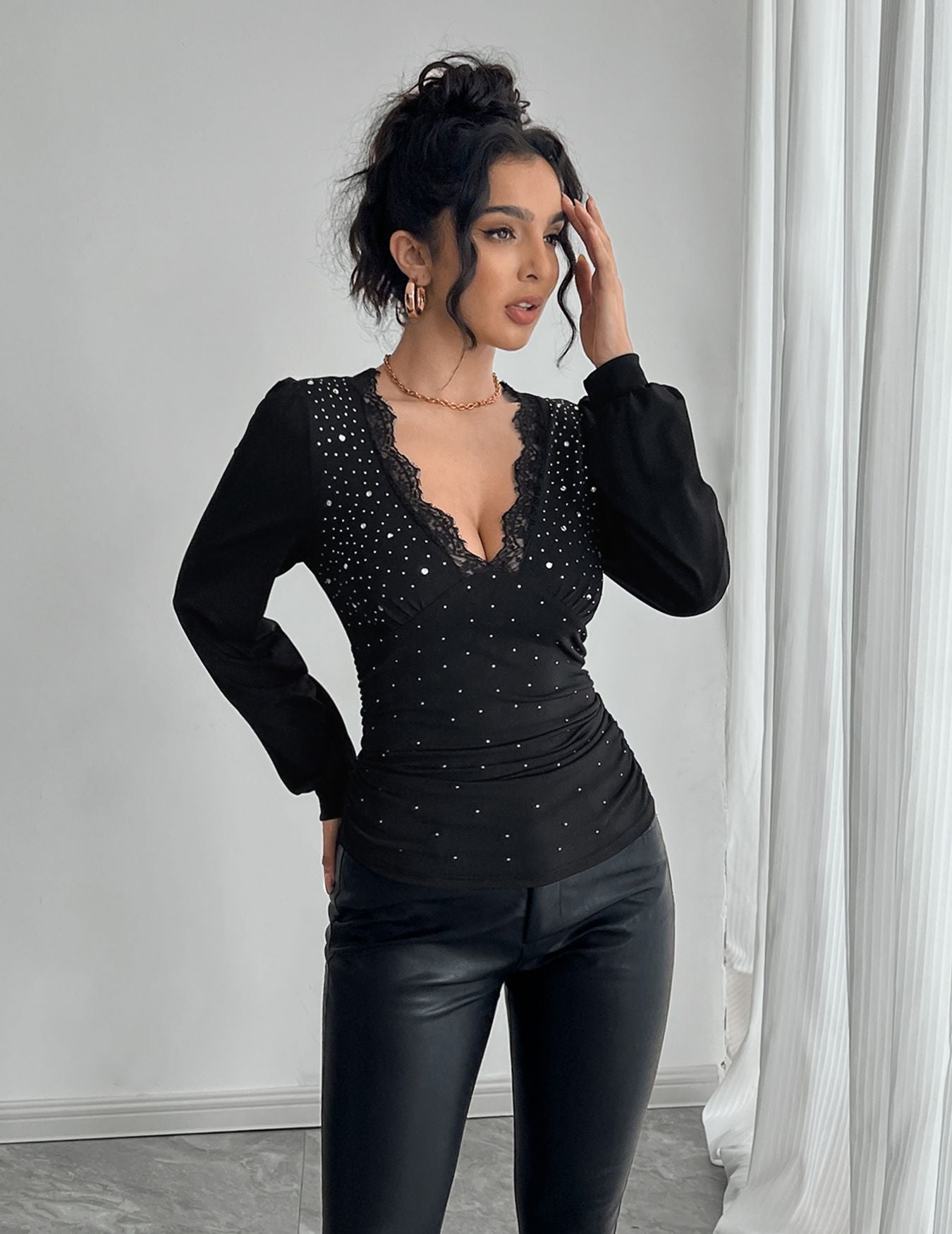 T-shirt à manches longues cintré pour femmes avec décolleté en dentelle plongeant, fronces et ornements en cristal R&B