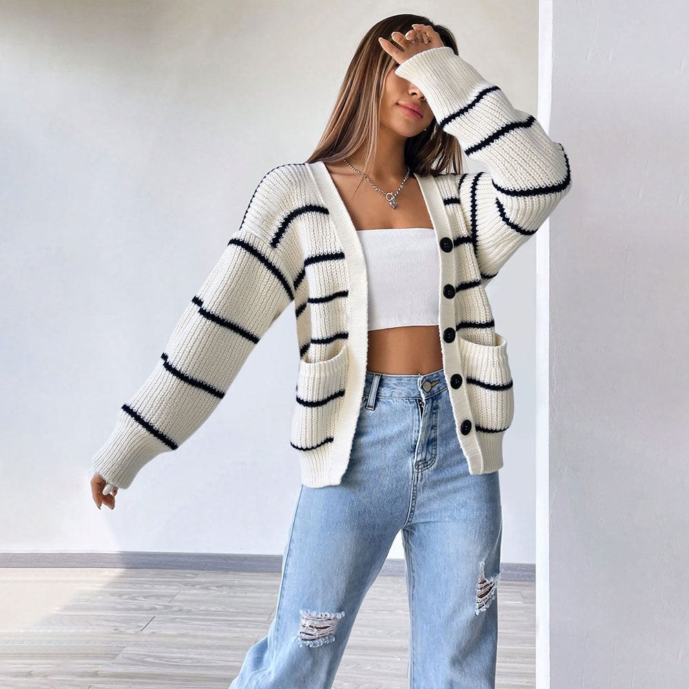 Cardigan en tricot oversize pour femmes avec bord côtes, poches plaquées et fermeture à boutons