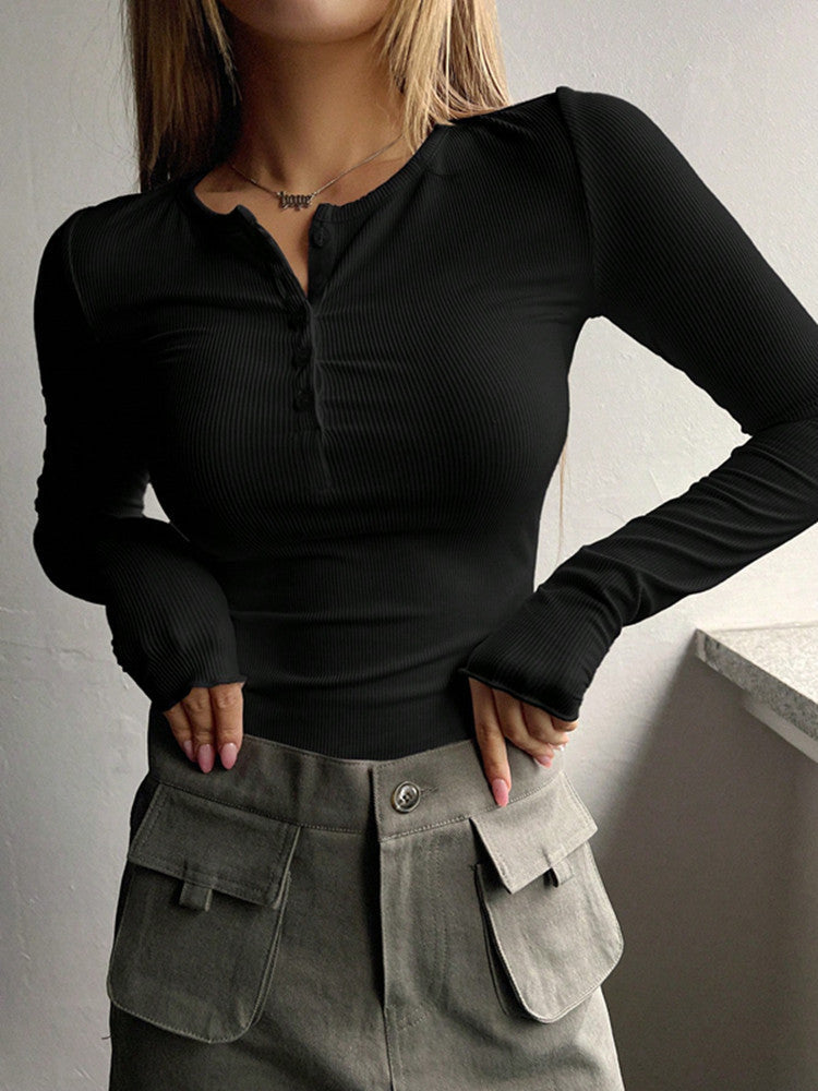 T-shirt Henley ajusté en maille côtelée pour femmes avec patte de boutonnage et manches longues