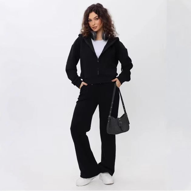 Ensemble de loungewear pour femmes en deux pièces avec capuche à fermeture éclair, jogger taille haute à jambes larges et poches passepoilées Echo Archiv