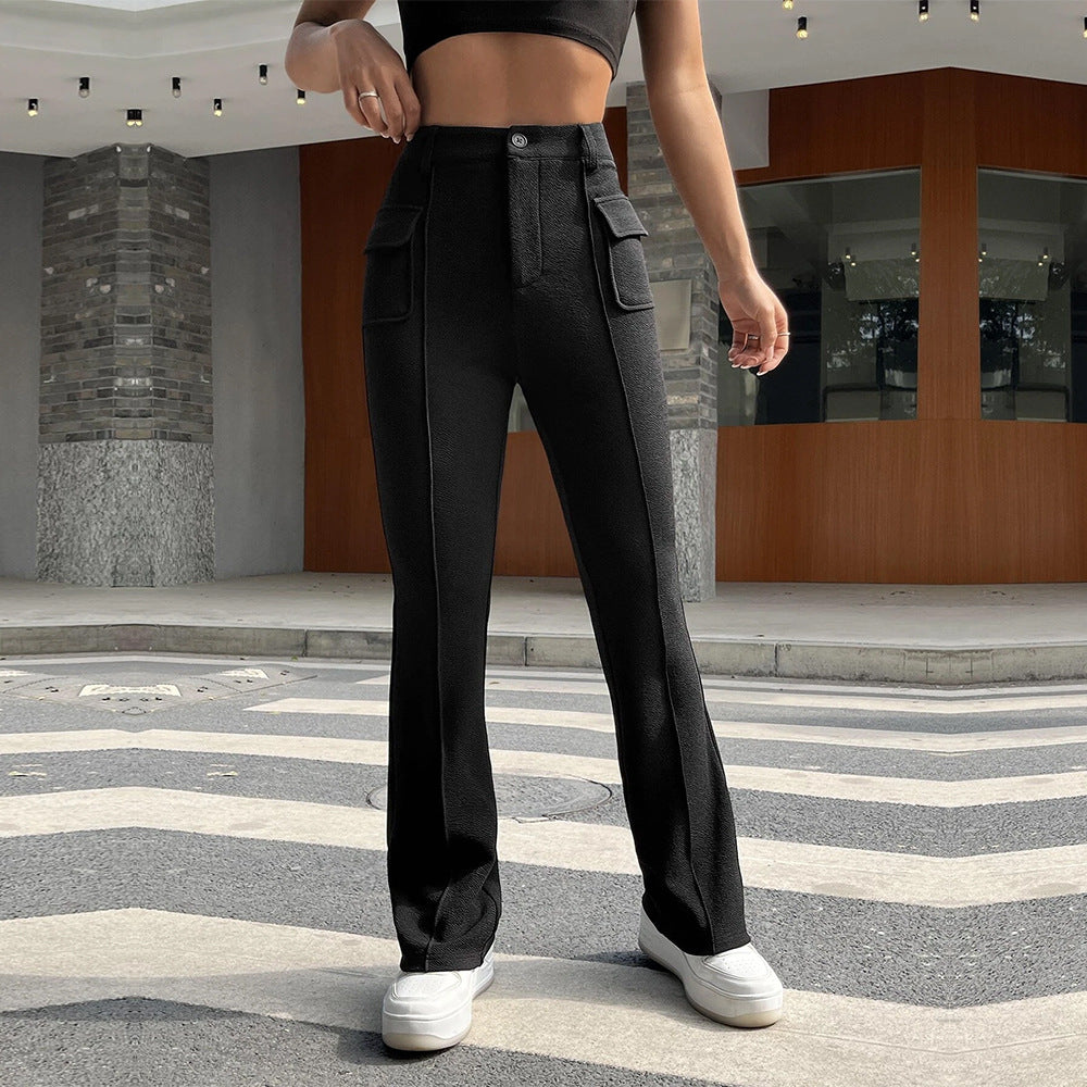 Pantalon cargo femme taille haute avec couture frontale, jambe évasée et poches à rabat