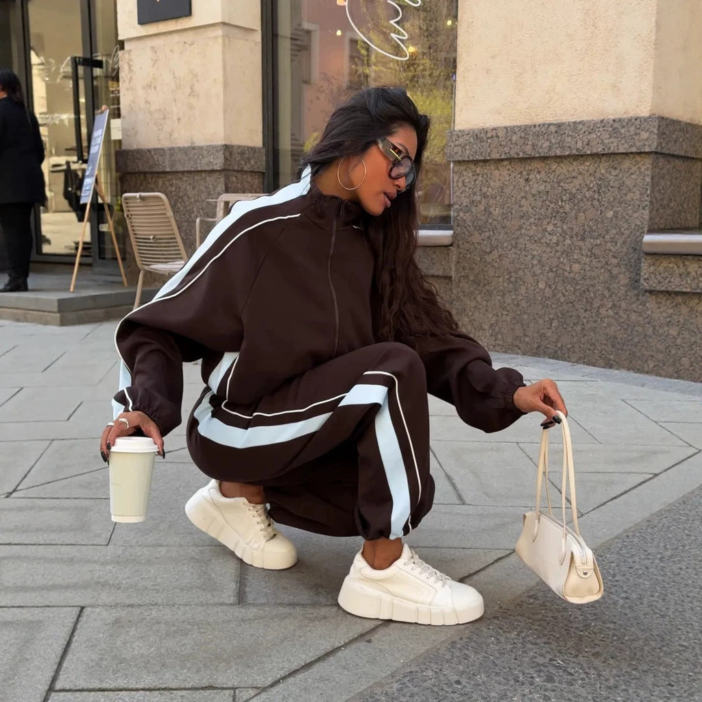 Ensemble de sweat à deux pièces pour femmes avec bandes contrastées sur les côtés Echoarchiv