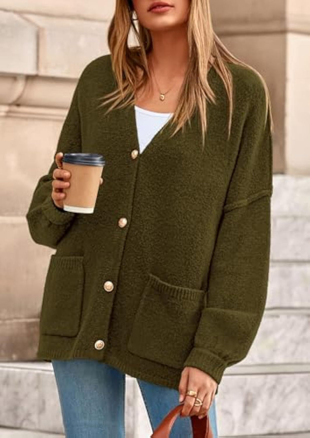 Cardigan en tricot oversize pour femmes avec décolleté en V, boutons décoratifs dorés et poches plaquées