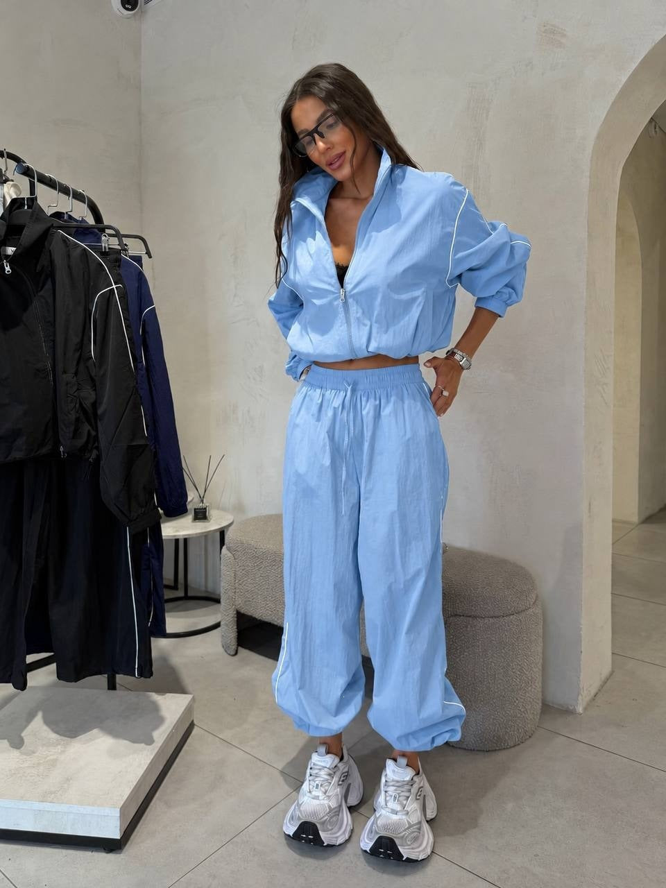 Ensemble coupe-vent court pour femmes avec pantalon de jogging ample et passepoil contrasté Echoarchiv