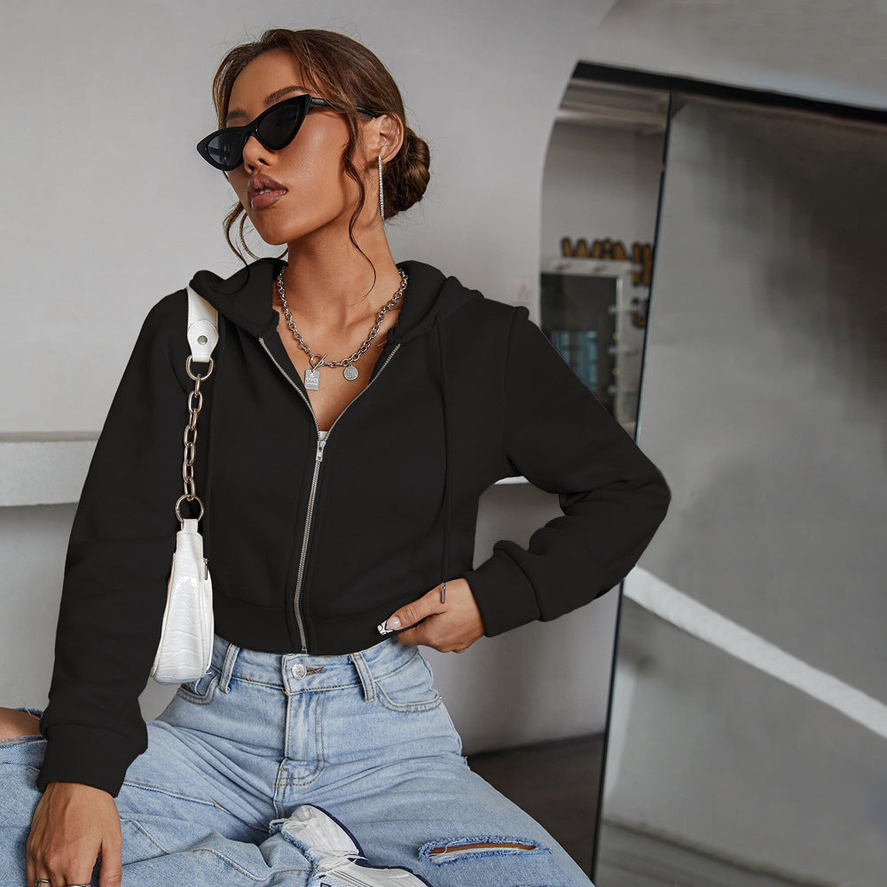 Veste à capuche courte pour femmes avec fermeture éclair intégrale, silhouette ajustée et poignets élastiques