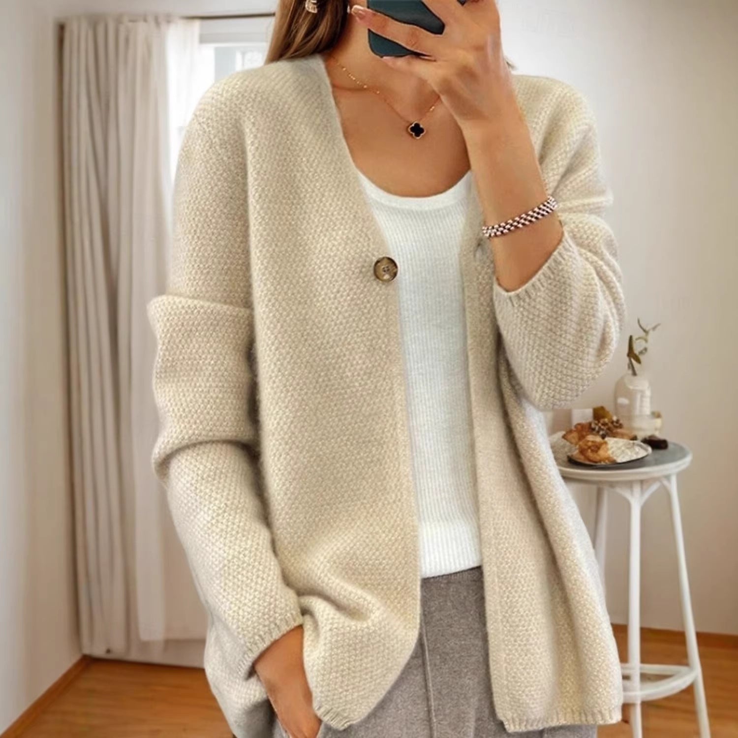 Cardigan en tricot structuré pour femmes avec décolleté en V et patte de boutonnage cachée Echo Archiv
