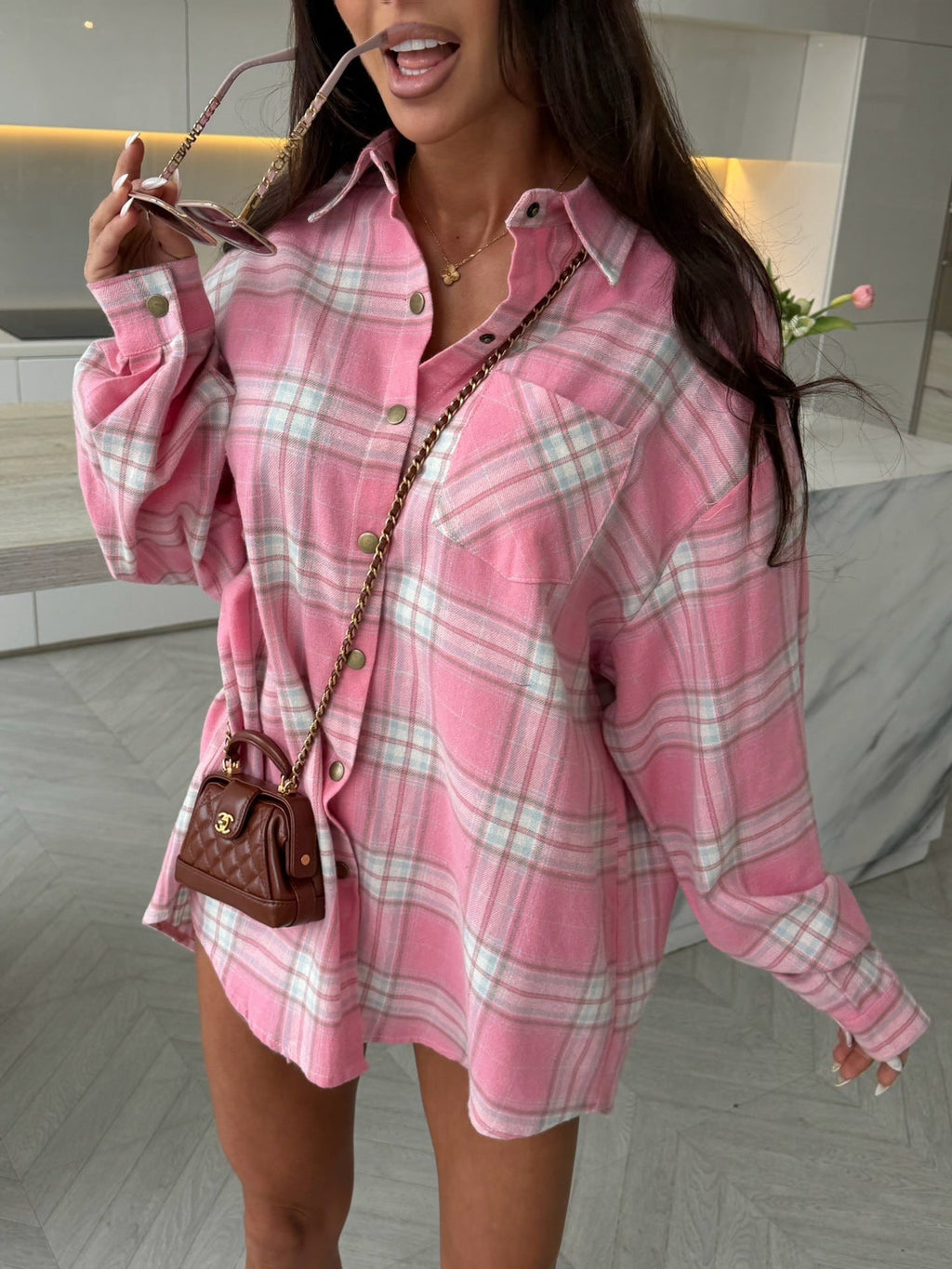 Robe chemise à carreaux surdimensionnée pour femmes avec patte de boutonnage, poches poitrine et ourlet arrière allongé Echo Archiv