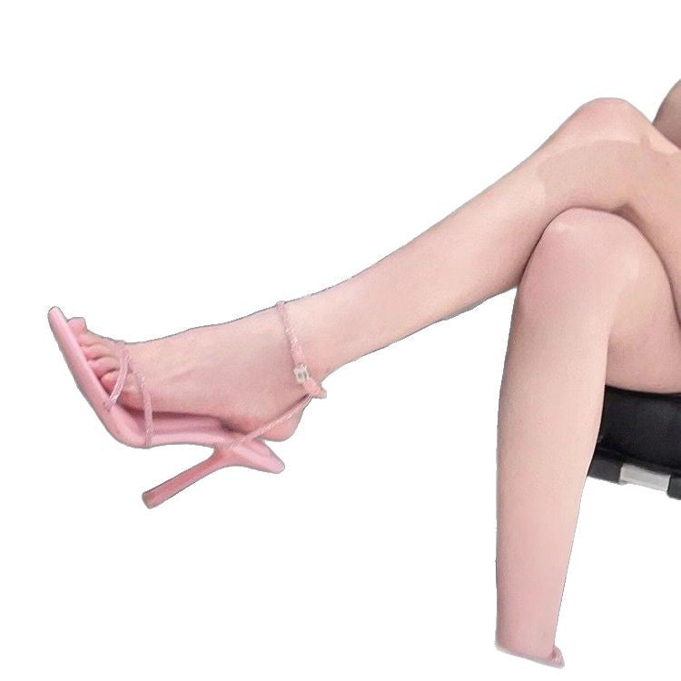 Sandales élégantes à talons aiguilles pour femmes avec des détails scintillants en strass R&B