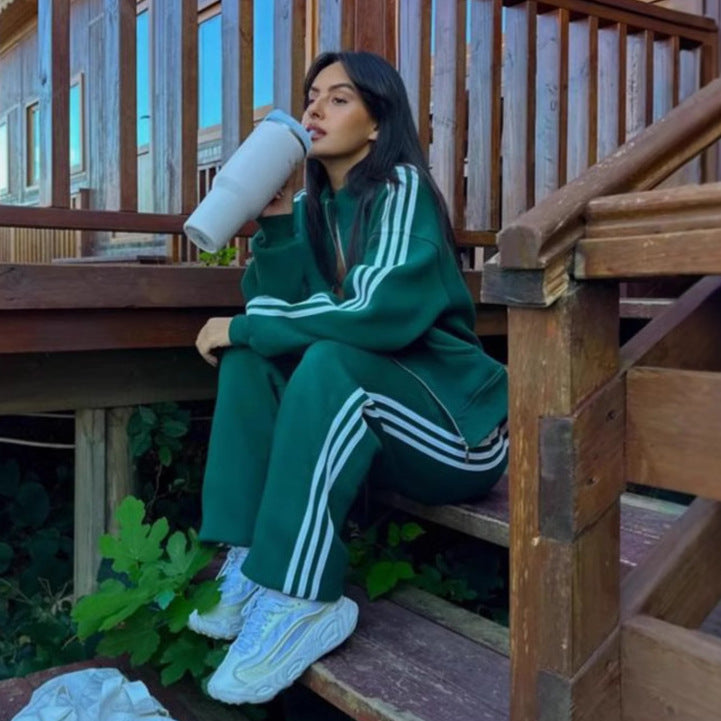 Ensemble de jogging féminin sport chic en deux parties avec col montant, fermeture éclair intégrale et bandes contrastées sur les côtés Echo Archiv