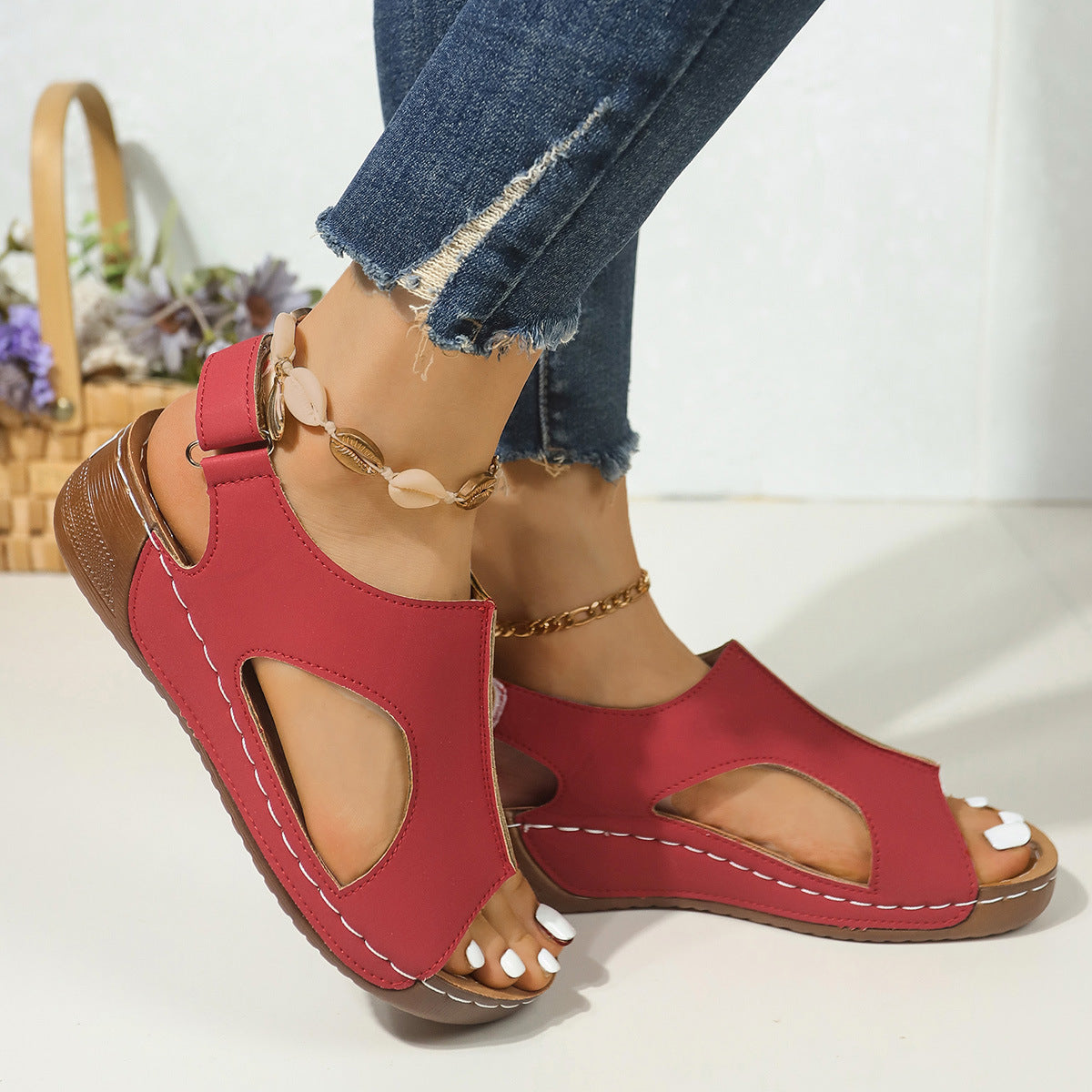 Sandales ouvertes pour femmes avec construction de semelle ergonomique et coupe stylée R&B