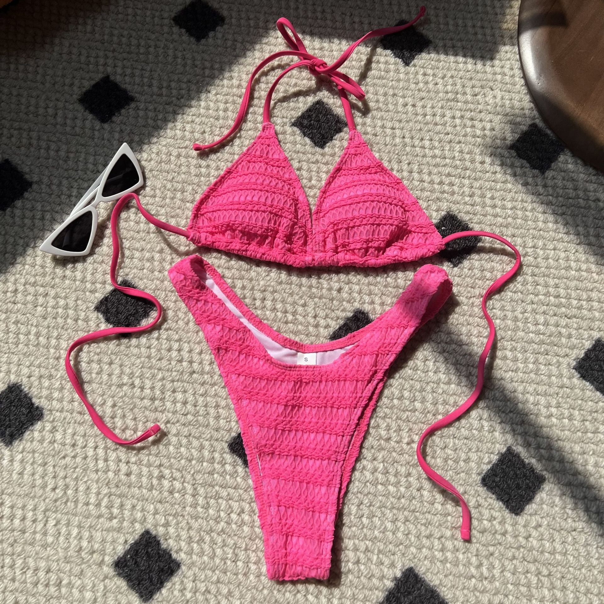 Bikini triangle pour femmes avec surface texturée et bretelles ludiques R&B