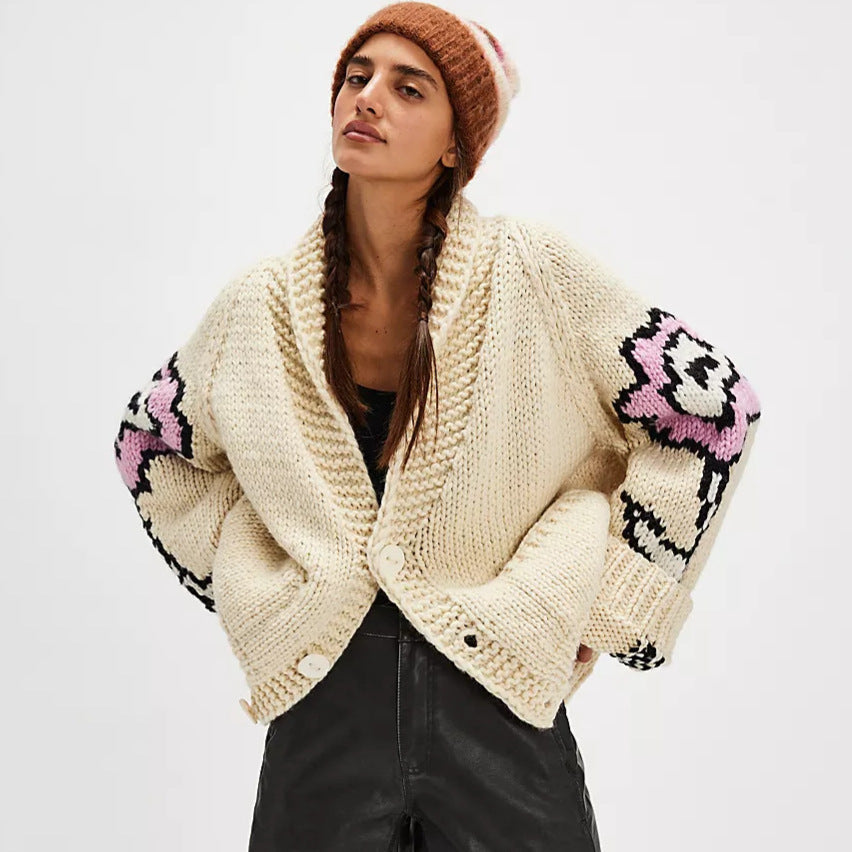 Cardigan oversized en grosse maille pour femmes avec col châle, intarsias floraux et patte de boutonnage Echoarchiv