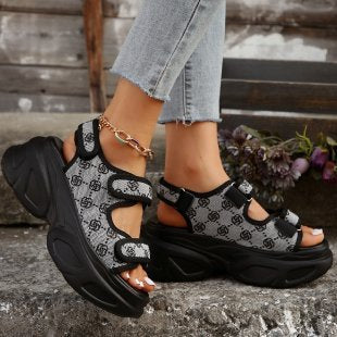 Sandales compensées pour femmes avec fermeture velcro à la mode et semelle profilée tendance R&B
