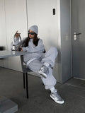 Ensemble de lounge oversize urbain pour femmes avec sweat à capuche, pantalon de jogging taille haute ample et bonnet assorti Echo Archiv