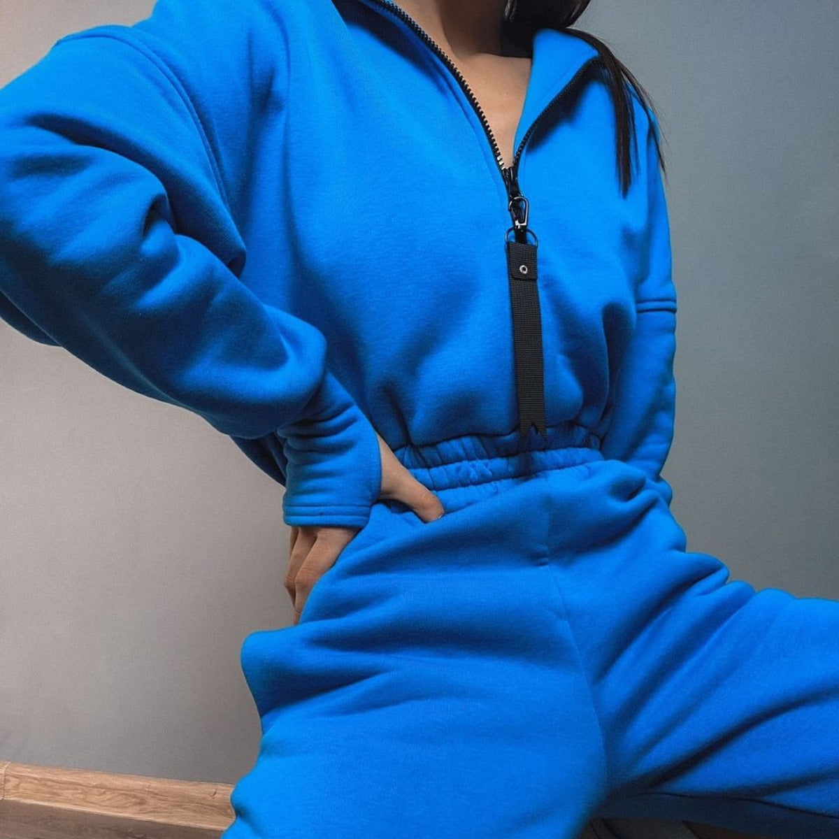 Combinaison ajustée à capuche pour femmes avec taille élastique et fermetures éclair contrastées marquantes Echo Archive