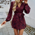 Robe mini portefeuille pour femmes avec décolleté en V, ceinture à nouer ajustée et manches ballon Echo Archiv
