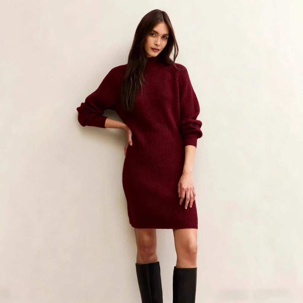 Robe en tricot pour femmes avec silhouette cintrée, col montant et manches raglan