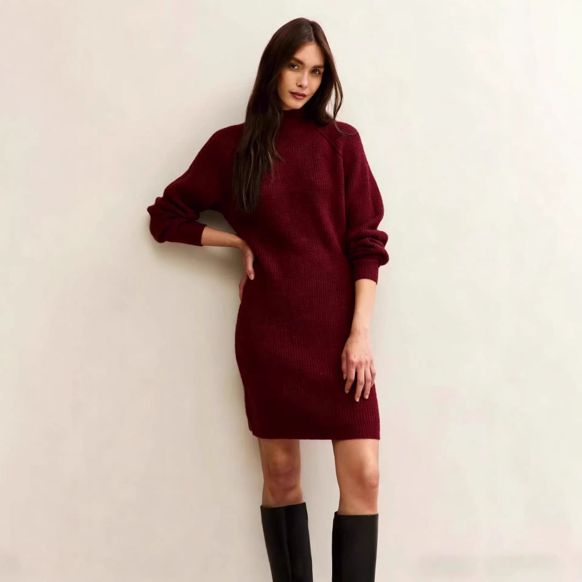 Robe en tricot pour femmes avec silhouette cintrée, col montant et manches raglan