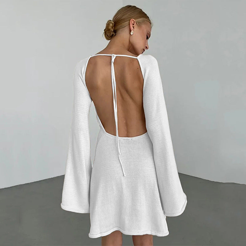 Robe mini en maille fine ajustée pour femmes avec manches trompettes Echoarchiv