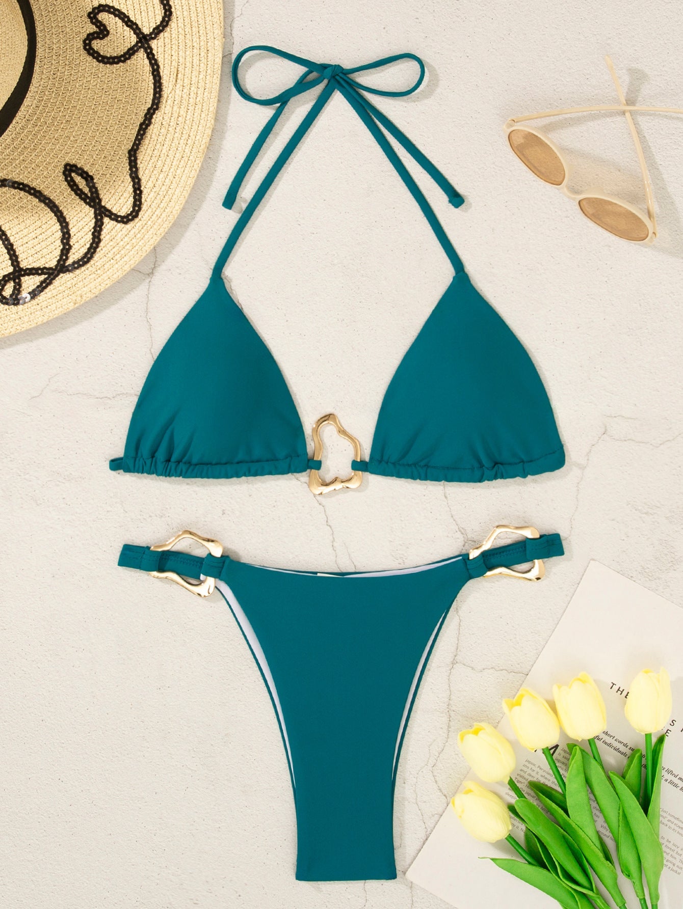 Bikini triangle pour femmes avec bretelles ajustables et détail élégant de boucle R&B