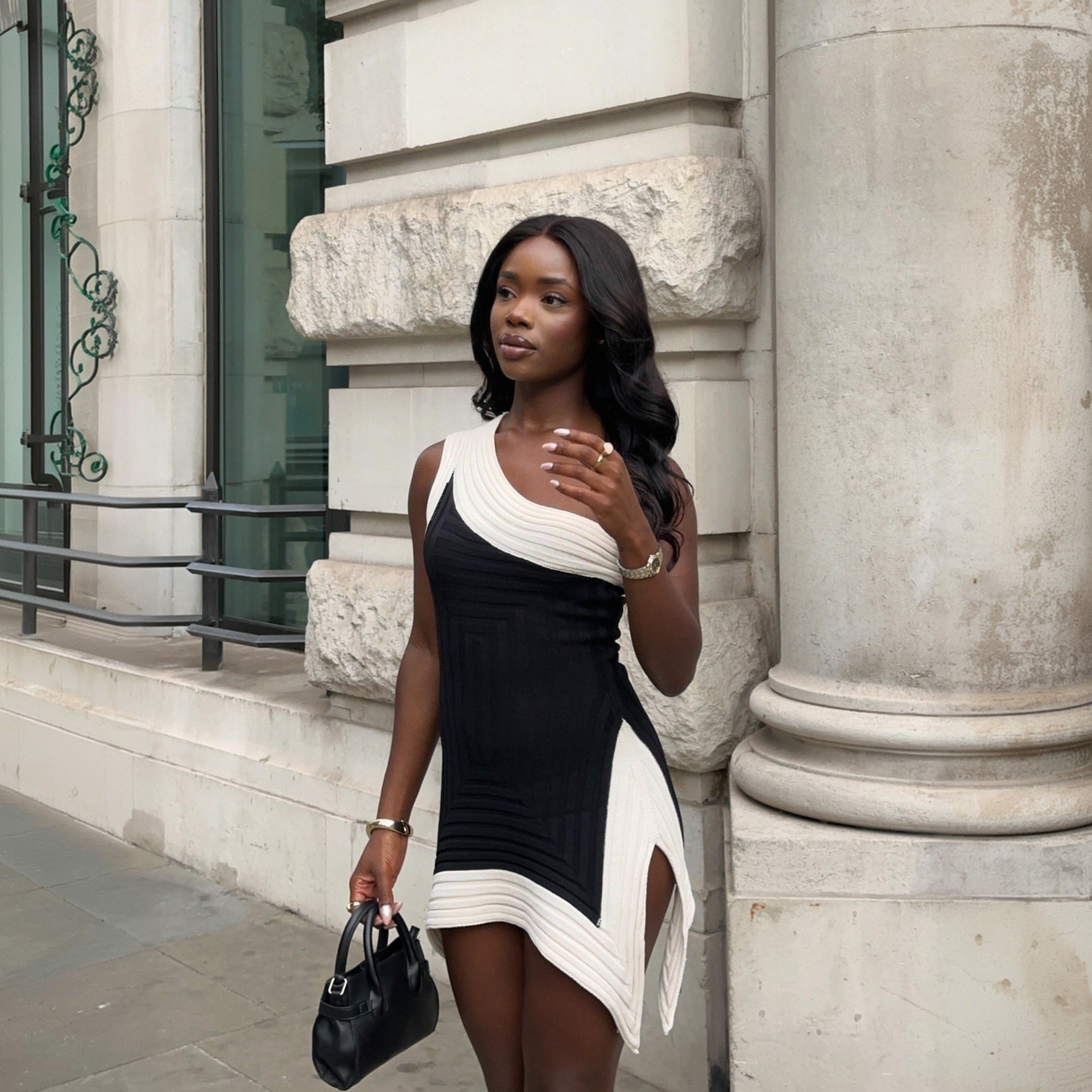 Robe mini asymétrique pour femmes avec structure R&B