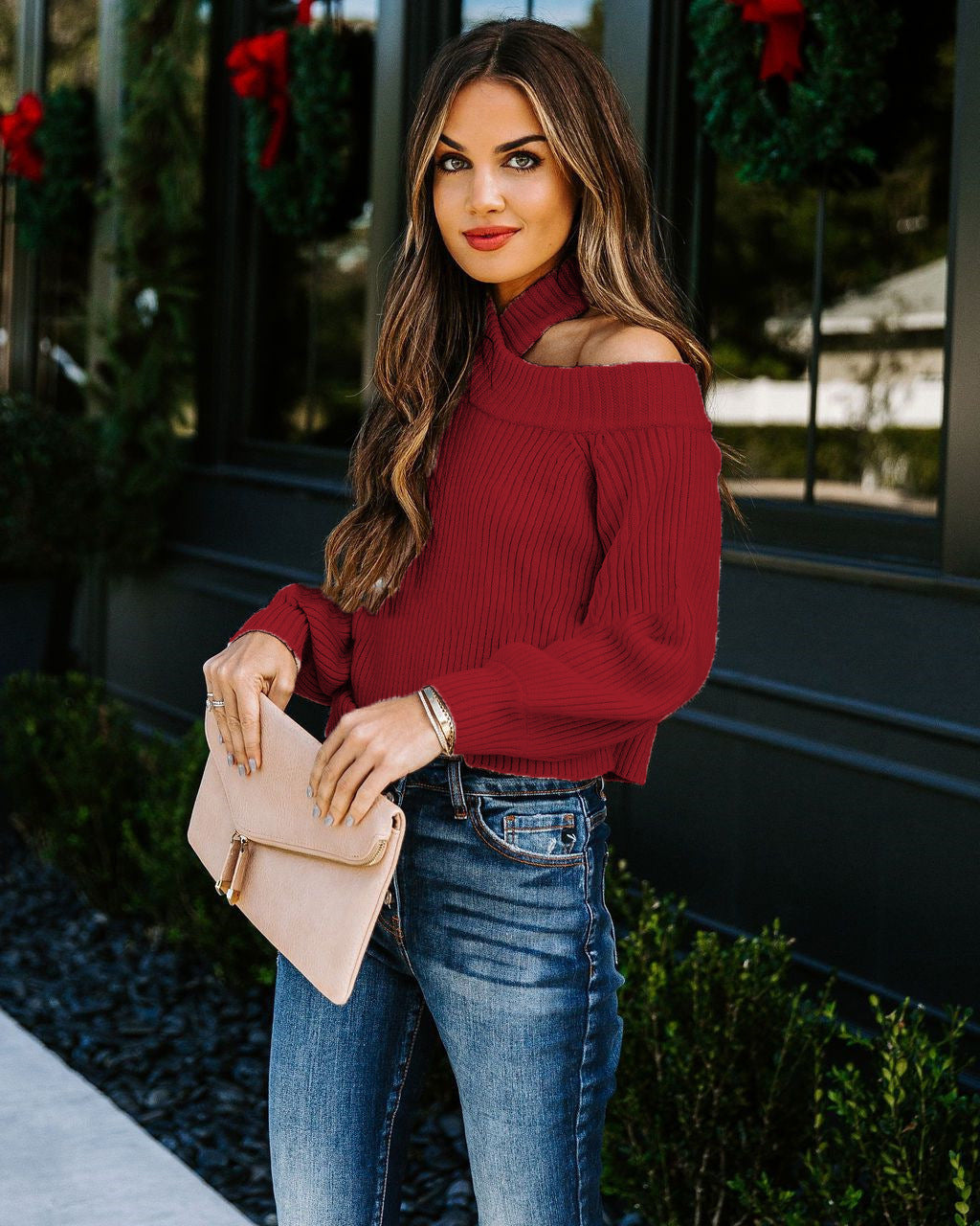 Pull cropped en maille côtelée pour femmes avec col montant et découpe d'épaule Echoarchiv