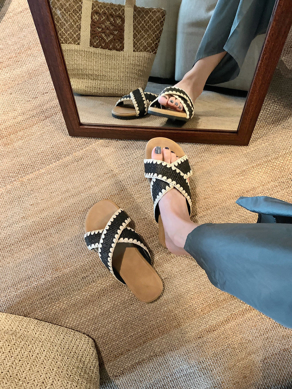 Sandales à brides séparatrices pour femmes, confortables et élégantes, avec une technique de pliage raffinée R&B