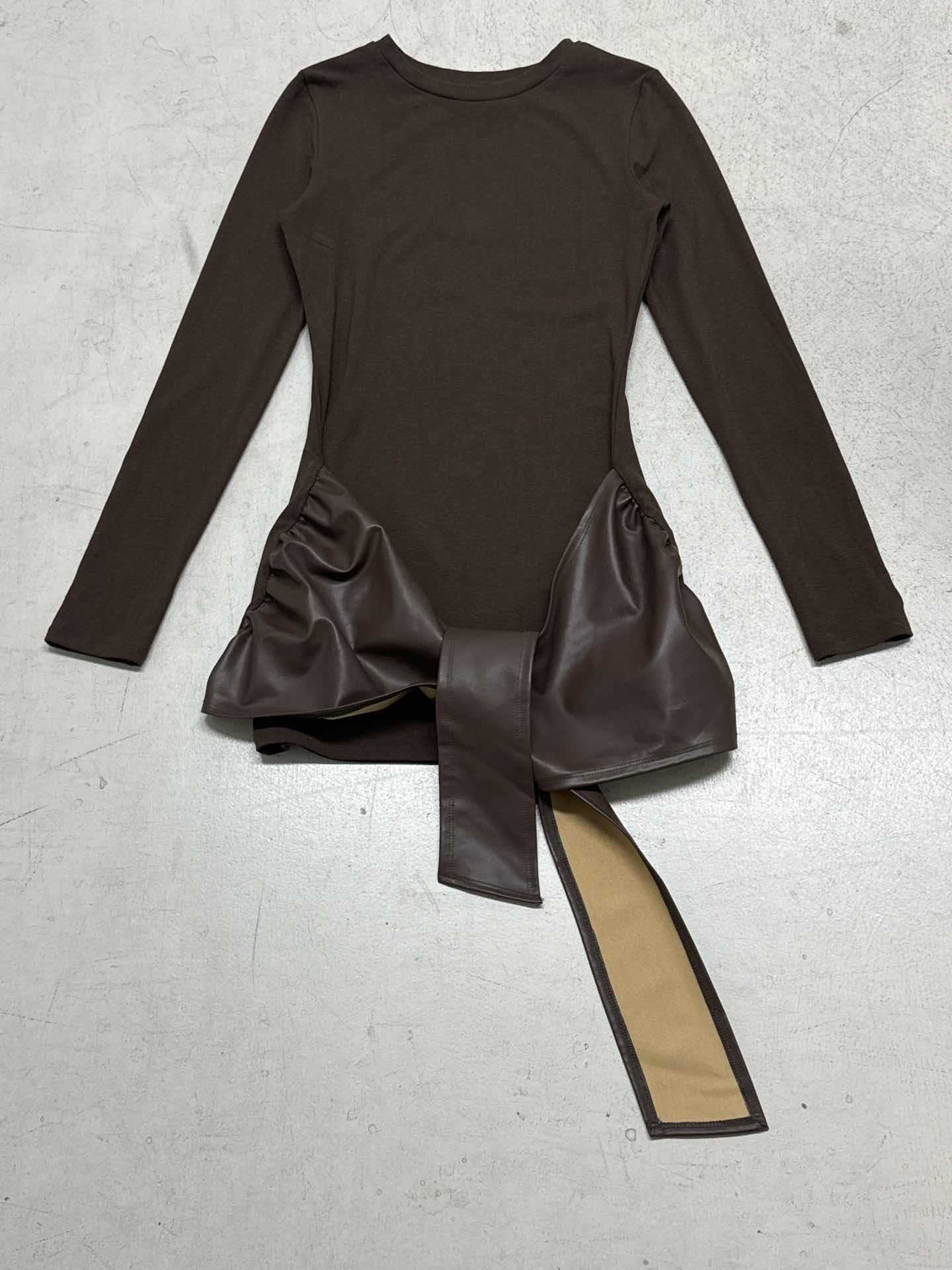 Robe mini longue à manches longues cintrée pour femmes avec ceinture enveloppante en simili cuir et détail drapé Echo Archiv