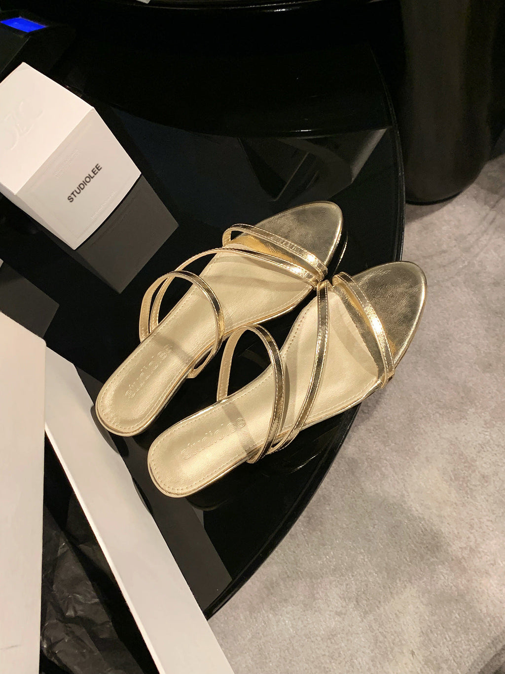 Sandales à brides glamour pour femmes avec une finition métallique élégante R&B
