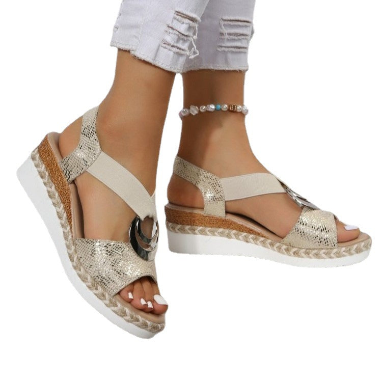 Sandales compensées pour femmes avec un design de lanières moderne et un élément décoratif élégant R&B