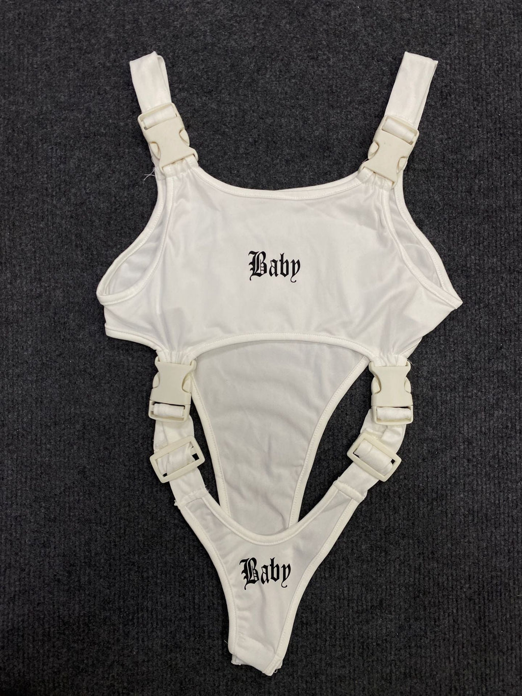 Body enveloppant pour femmes avec un design unique et des bretelles réglables R&B