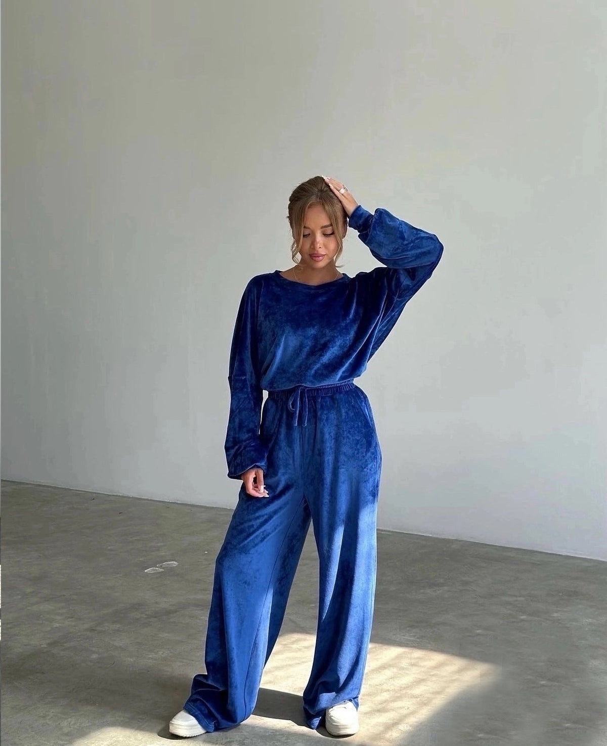Ensemble de détente en velours luxueux pour femmes avec col rond oversize et jogger taille haute Echo Archiv