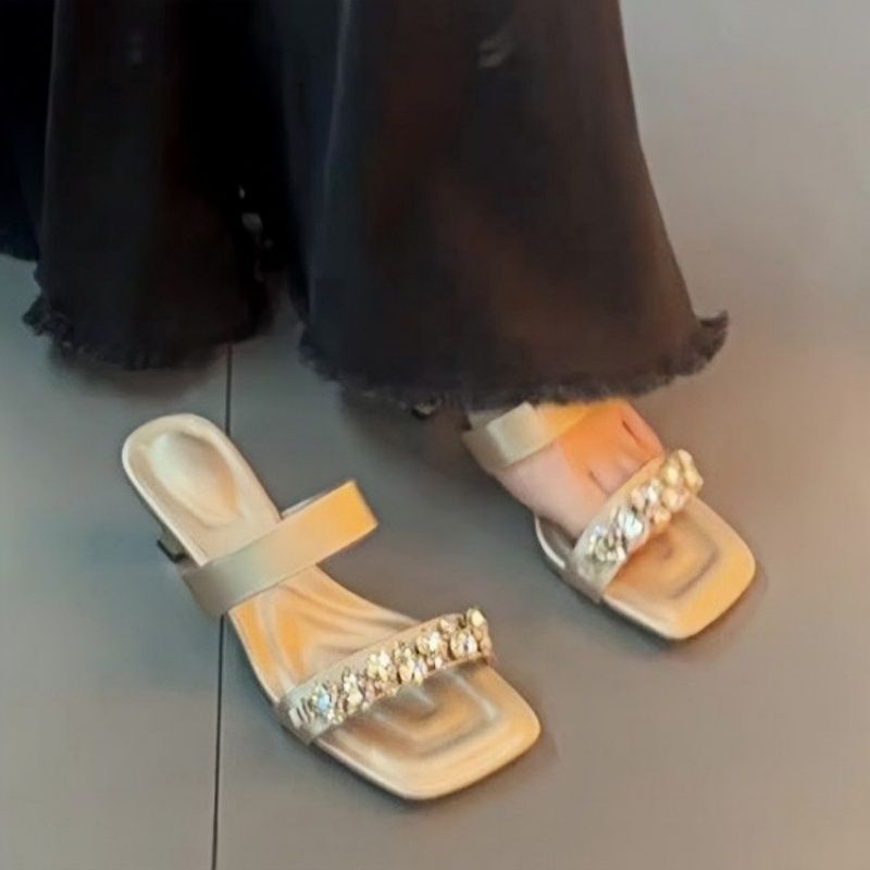 Pantoufles élégantes pour femmes avec des ornements en strass scintillants R&B